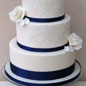 navy_and_ivory_wedding_cake__